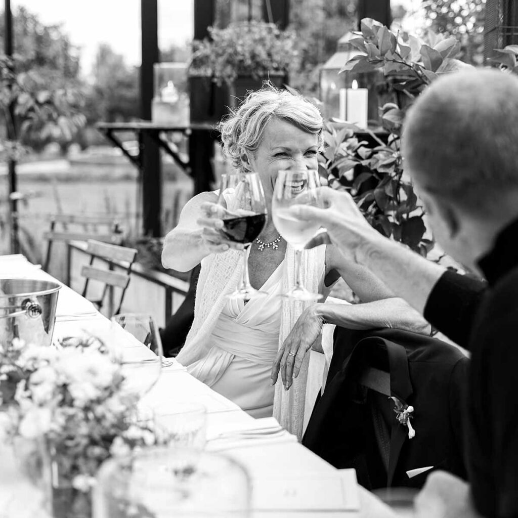 Une mariée qui trinque avec son ami